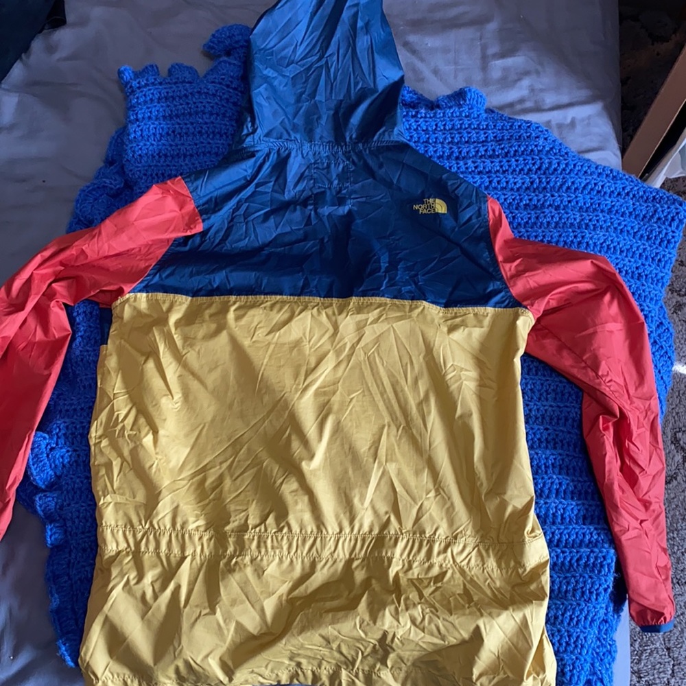 women’s North Face windbreaker - Picture 3 of 4